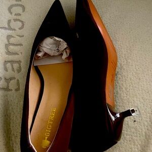 Brown dress shoes never worn.